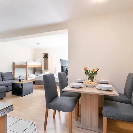 Town House 1 Und 2 *