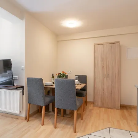 Town House 1 Und 2 Apartment *