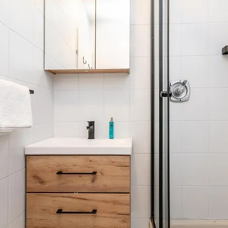 Town House 1 Und 2 *